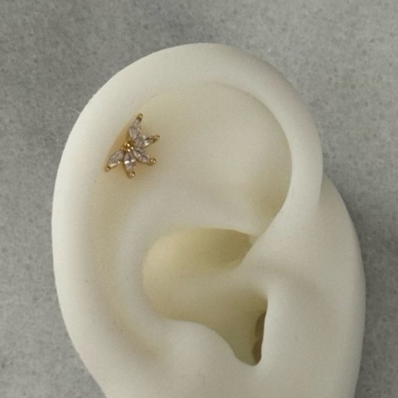 Modest Lu Jewelry - 18k Gold Crystal Flower Carrilage Earring Brand New